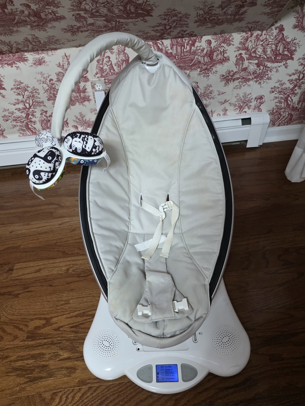 4 Moms Mamaroo Classic Baby Swing with Toy Mobile